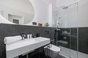 Dusche, Haartrockner, Handtücher, Shampoo