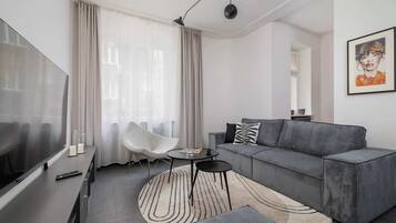 Una televisión, una oficina