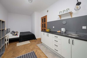 Strykjärn/strykbräda, resesäng, wi-fi och sängkläder