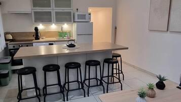 Frigorífico, microondas, horno y lavavajillas