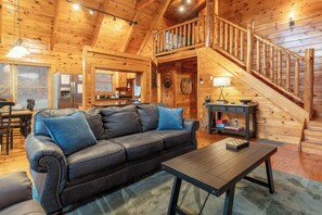 Smart TV, fireplace - Spacious, Secluded Cabin near Nat’l Park • 4BR/4BA • Hot Tub • Pool Table (Sevierville)
