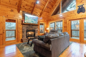 Smart TV, fireplace - Spacious, Secluded Cabin near Nat’l Park • 4BR/4BA • Hot Tub • Pool Table (Sevierville)