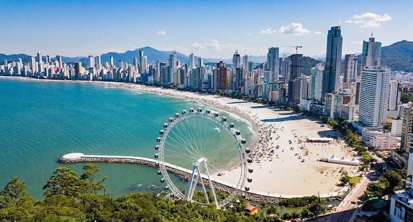 Beach - New Year's Eve in Balneário Camboriú: 7-day package, bed in a quadruple room, great price. (Balneário Camboriú)