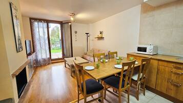 Basic-Apartment | Wohnbereich | Fernseher