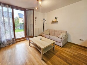 Basic Apartment | Living area