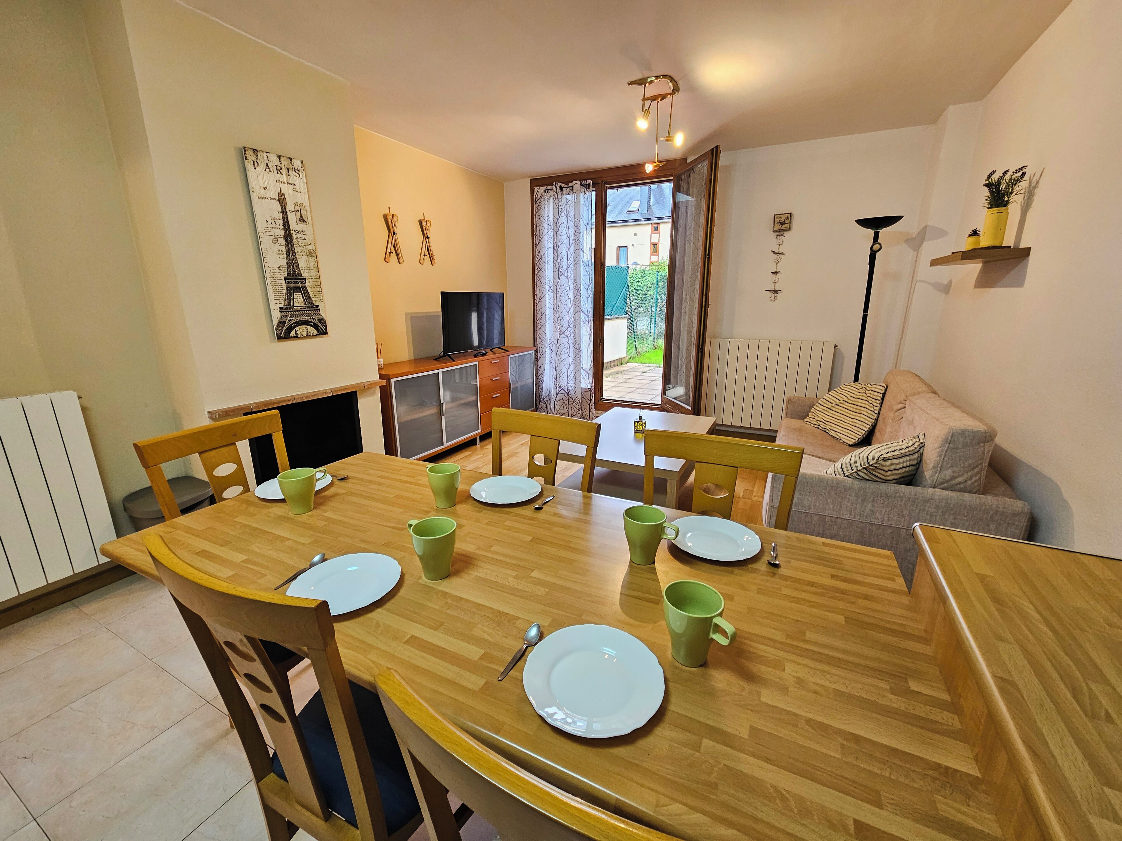 Basic-Apartment | Wohnbereich | Fernseher