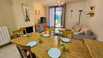 Basic-Apartment | Wohnbereich | Fernseher