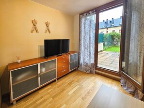 Basic Apartment | Living area