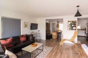 Living area - Buck's 2 Bed Room Apartment - Ramsey 29 Hotel (Twentynine Palms)