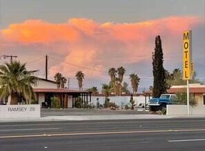 Parking - Buck's 2 Bed Room Apartment - Ramsey 29 Hotel (Twentynine Palms)