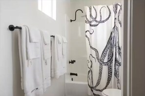 Shower, hair dryer, towels, soap - Buck's 2 Bed Room Apartment - Ramsey 29 Hotel (Twentynine Palms)