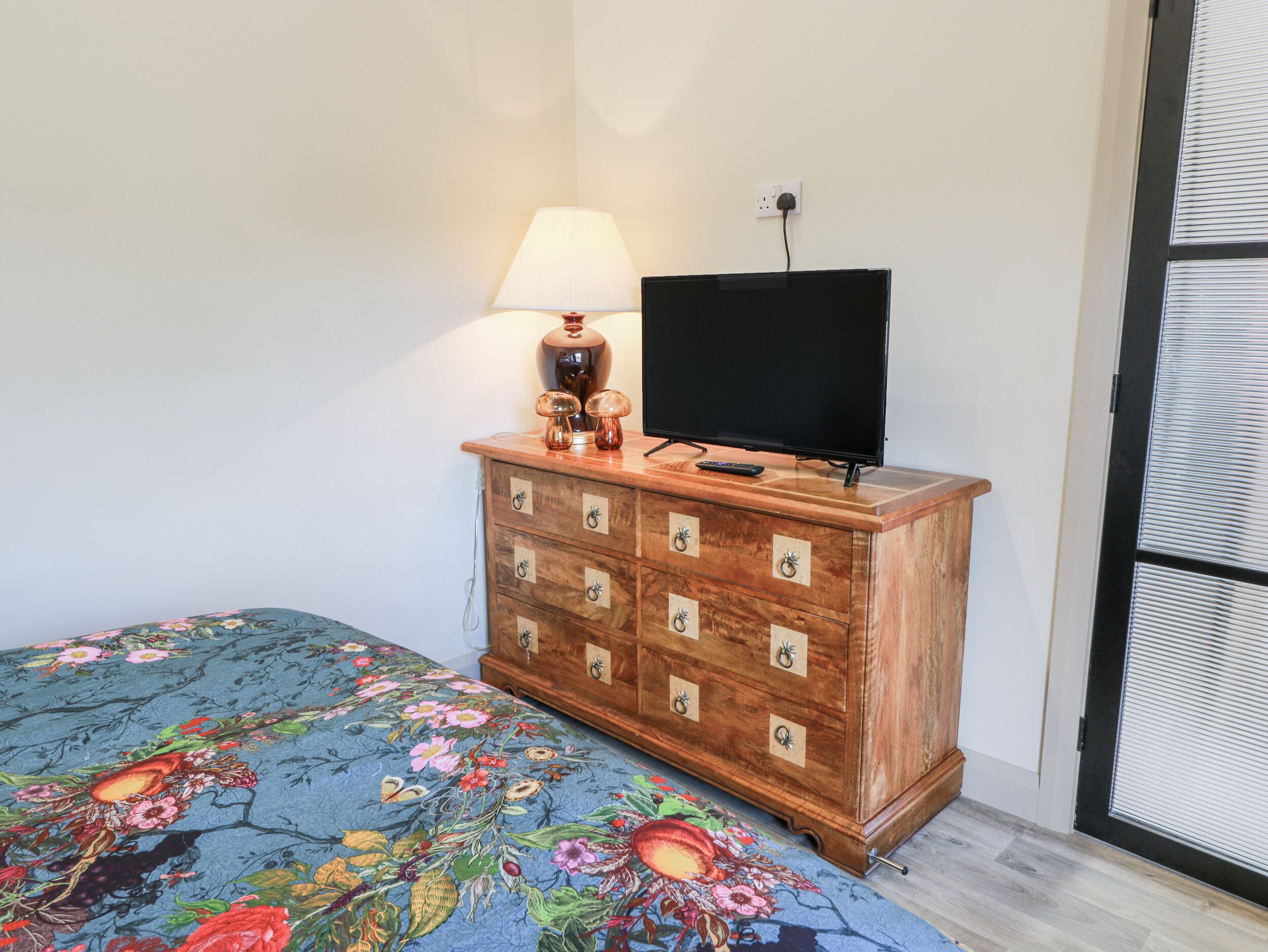 2 عدّة غرف نوم وبديكورات فريدة لكل غرفة وطراز فريد لكل وحدة