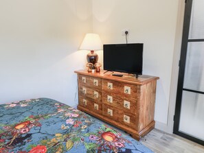 2 quartos, individualmente decorados, individualmente mobiliados