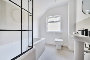 Haartrockner, Handtücher, Seife, Toilettenpapier