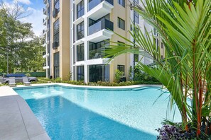 Una piscina al aire libre
