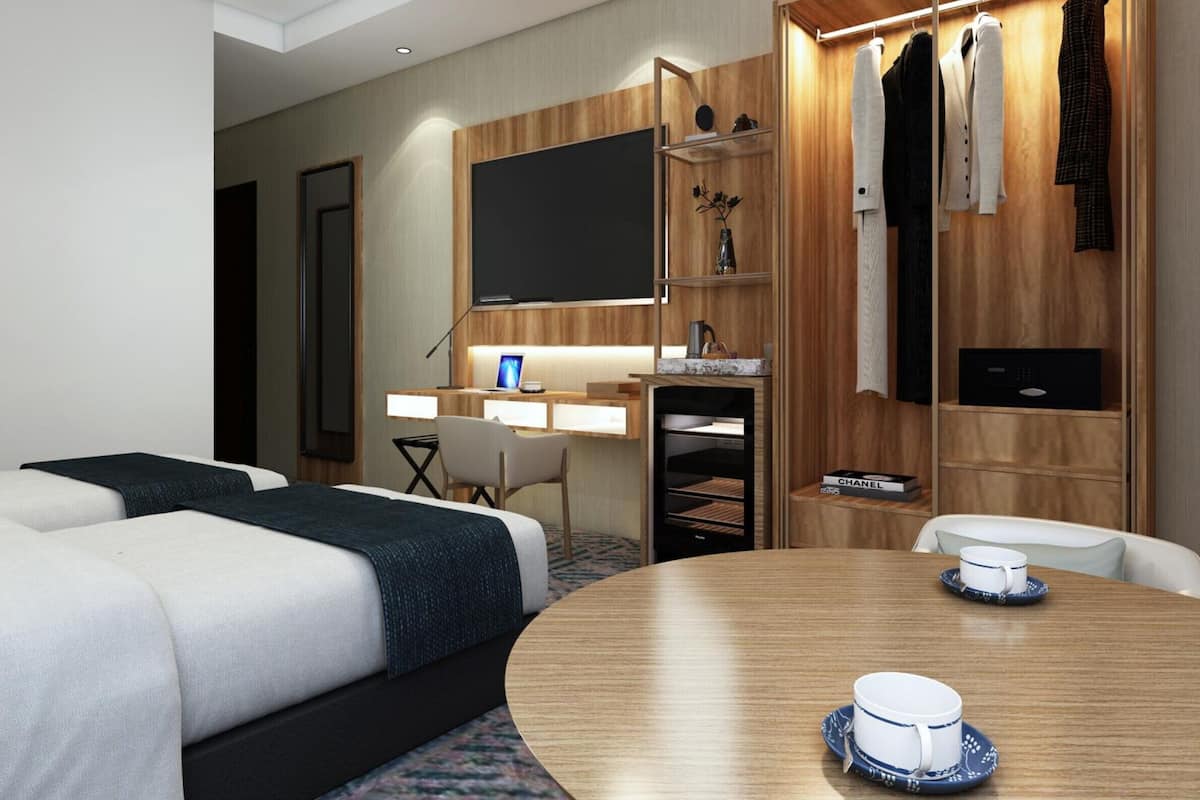 Habitación con 2 camas individuales | Caja de seguridad en la habitación y espacio para trabajar con laptop