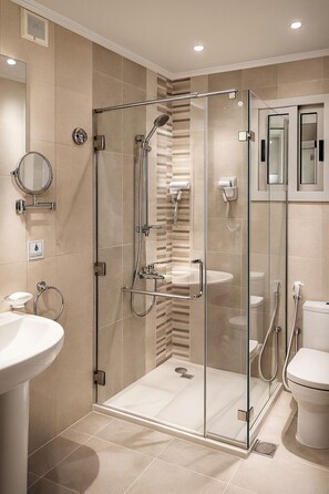 Een douche, gratis toiletartikelen, een haardroger, pantoffels