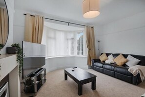 TV - Pass the Keys | Seaside Sanctuary, Cullercoats – Walk to the Beach (North Shields)