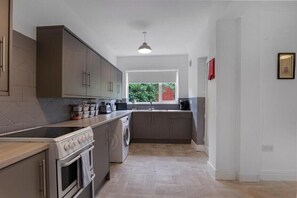 ثلاجة، ميكروويف، محمصة خبز، مائدة طعام