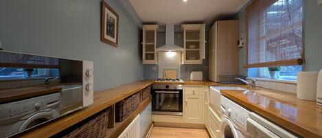 Frigorifero, microonde, tostapane, tavolo da pranzo