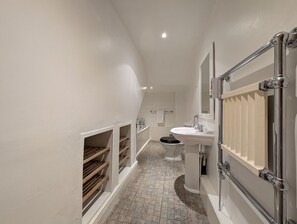 Douche, sèche-cheveux, serviettes fournies