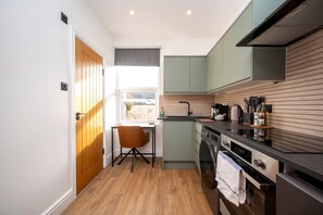 Fridge, microwave, oven, coffee/tea maker - Pass the Keys | The Retreat - Stylish Croydon Studio Apartment (Croydon)