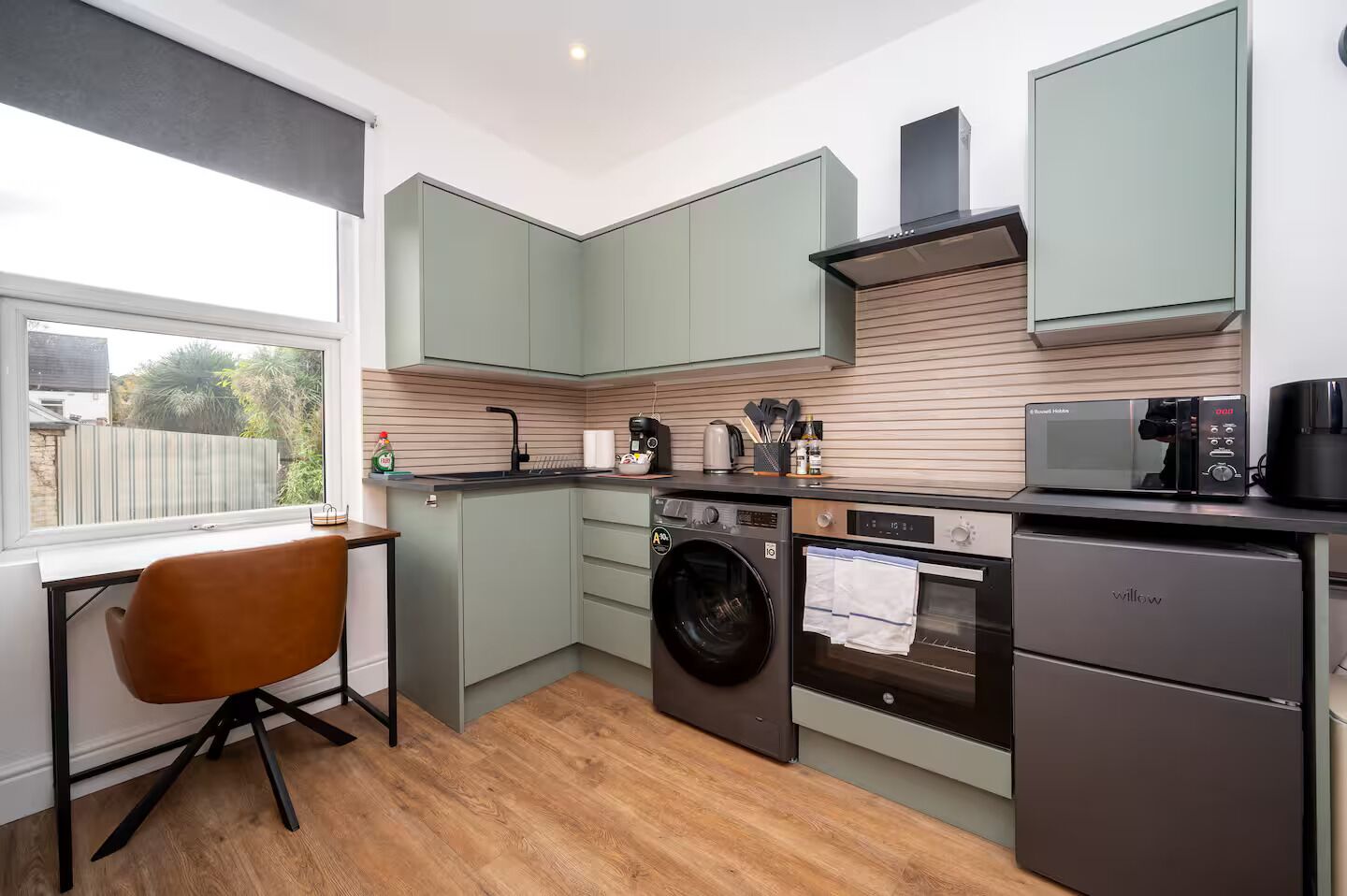 Fridge, microwave, oven, coffee/tea maker