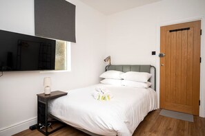 Iron/ironing board, free WiFi, bed sheets - Pass the Keys | The Retreat - Stylish Croydon Studio Apartment (Croydon)