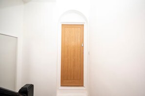Interior - Pass the Keys | The Retreat - Stylish Croydon Studio Apartment (Croydon)
