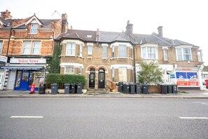 Exterior - Pass the Keys | The Retreat - Stylish Croydon Studio Apartment (Croydon)