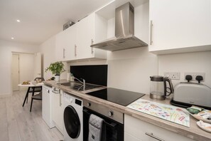 Fridge, oven, toaster, cookware/dishes/utensils - Pass the Keys | Spacious and Quiet Flat in Aylesbury (Aylesbury)