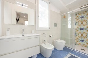Shower, hair dryer, towels