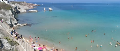 Una spiaggia nelle vicinanze