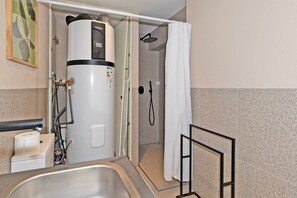 Douche, sèche-cheveux, serviettes fournies