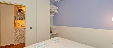 2 bedrooms, iron/ironing board, internet, bed sheets