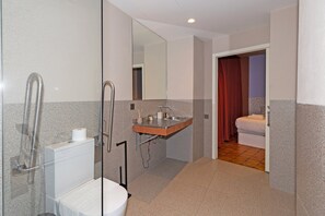 Ein modernes Badezimmer mit Glasdusche, integriertem Waschtisch und Toilette.