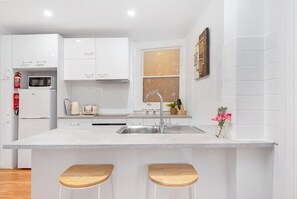 Private kitchen - Ruthven Mansions CBD Boutique NY-Style Apartment (Adelaide)
