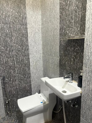 Deluxe Double Room | Bathroom shower - Mahalaxmi Guest House (Varanasi)