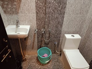Een badkamer met een wastafel, toilet en douche.