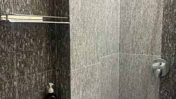 Deluxe Double Room | Bathroom shower