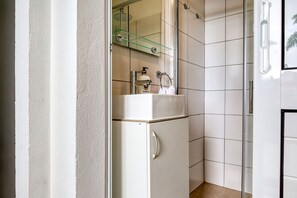 Suihku, hiustenkuivaaja, pyyhkeet, saippua