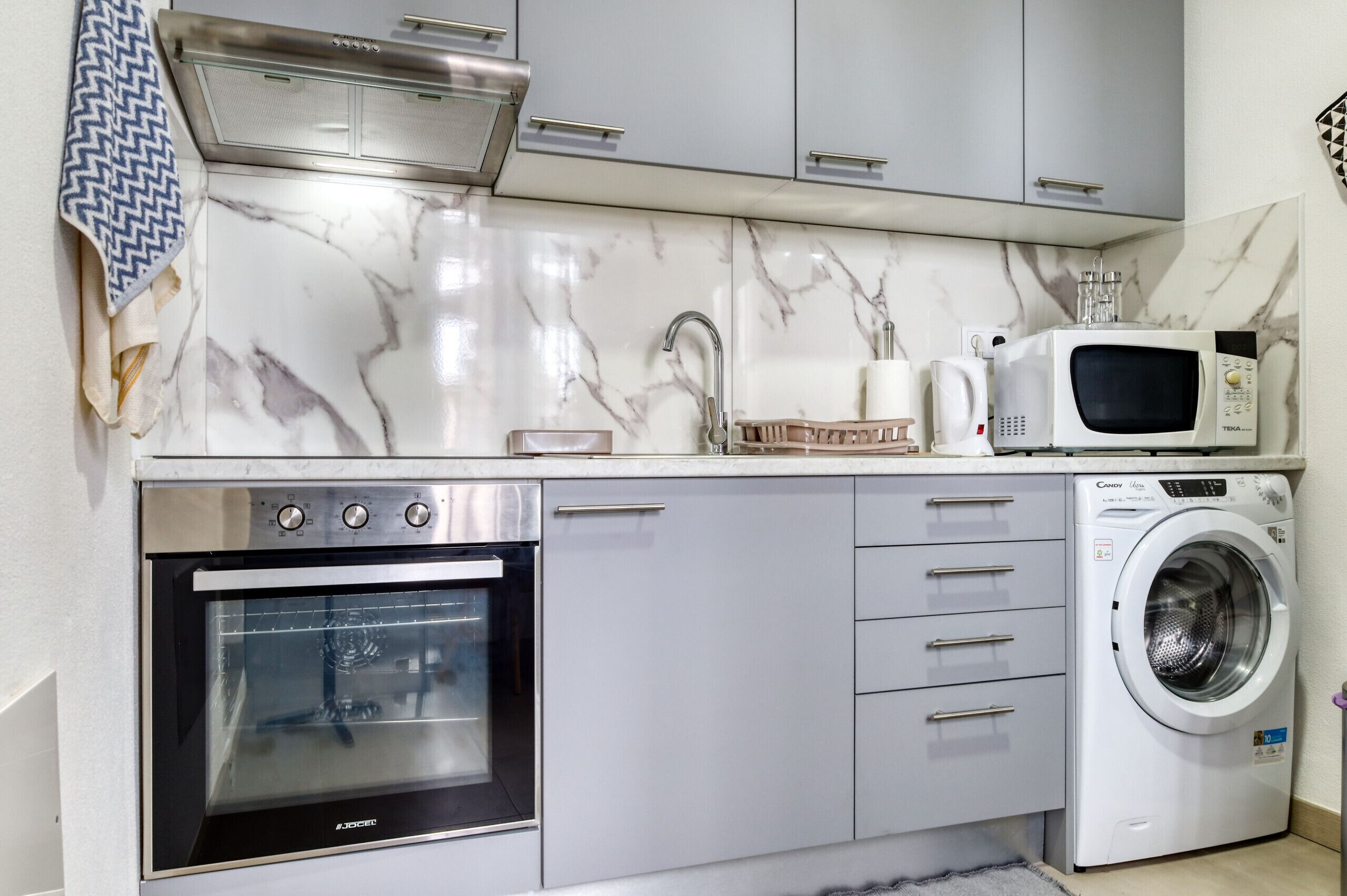 Frigorífico, microondas, horno y placa de cocina