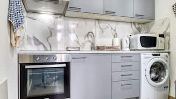 Frigorífico, microondas, horno y placa de cocina