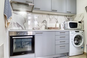 Jääkaappi, mikroaaltouuni, uuni, liesi