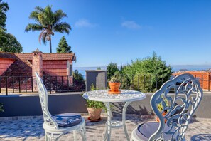 Outdoor dining - Funchal Hills, a Home in Madeira (Funchal)