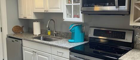 Frigorífico, microondas, horno y placa de cocina