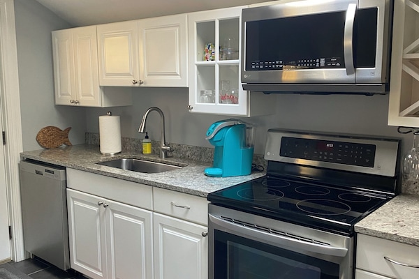 Kjøleskap, mikrobølgeovn, ovn og kokeplater