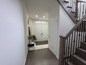 Interior - Lux 3 Bedroom Home near Public Transit (Brampton)