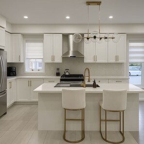 Fridge, microwave, oven, stovetop - Lux 3 Bedroom Home near Public Transit (Brampton)