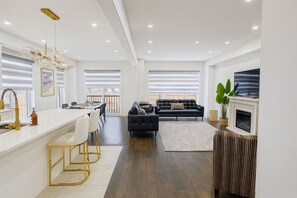 TV, fireplace - Lux 3 Bedroom Home near Public Transit (Brampton)